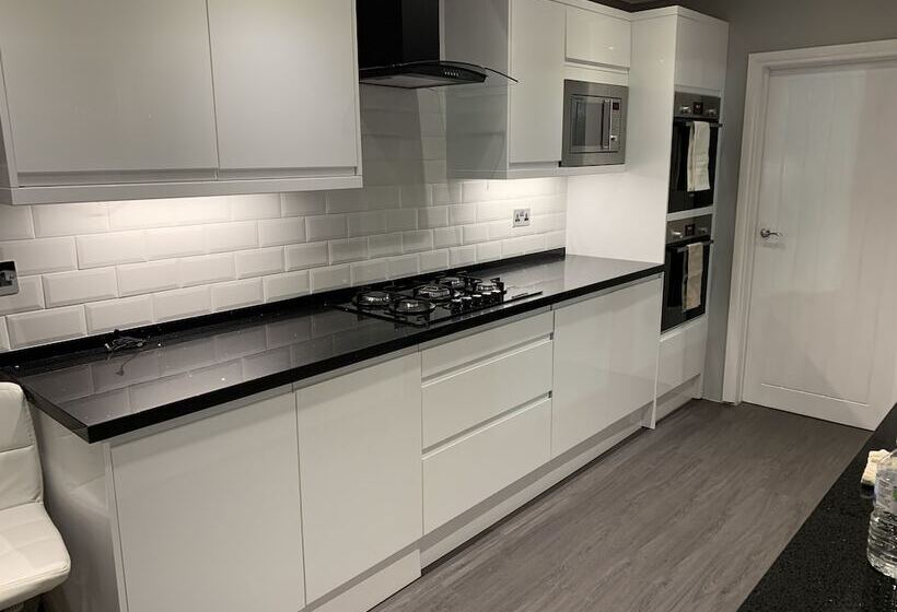 住所  Remarkable 3 Bed House In East Cowes