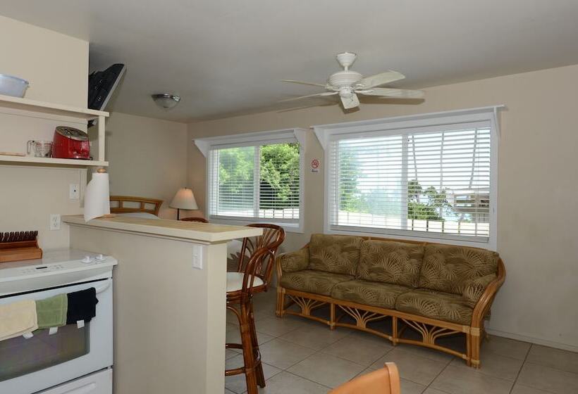 Waimanalo Beach Cottages