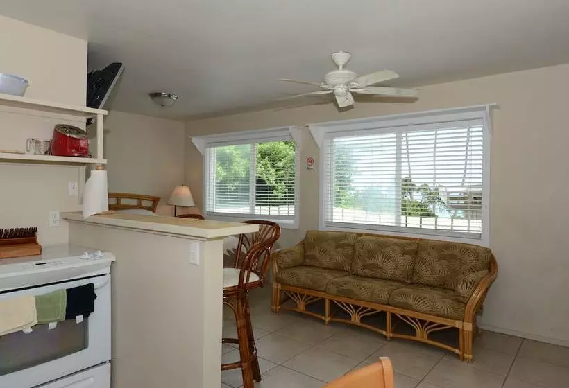Waimanalo Beach Cottages