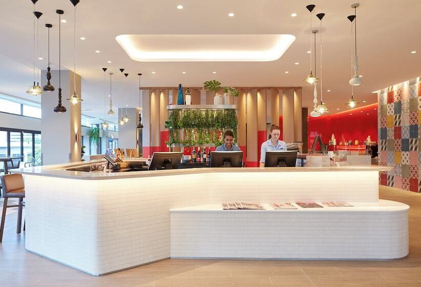 Отель Holiday Inn Express Brisbane Central, An Ihg