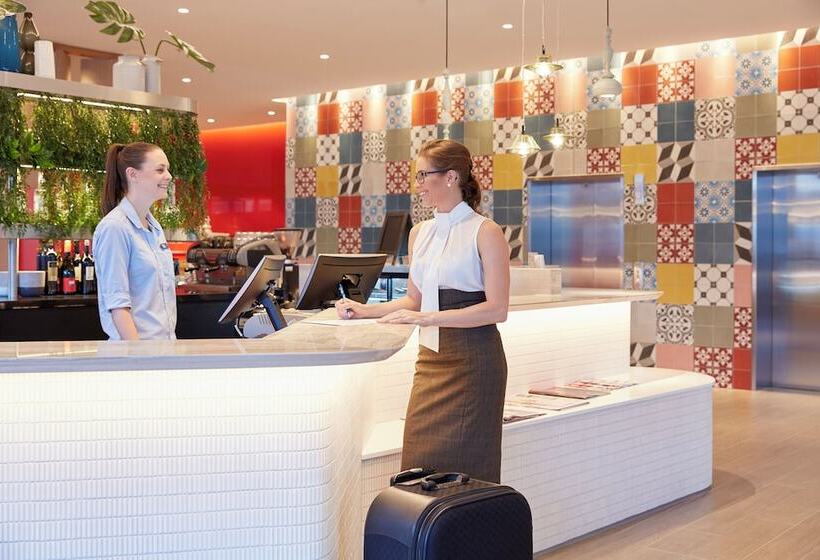 Отель Holiday Inn Express Brisbane Central, An Ihg