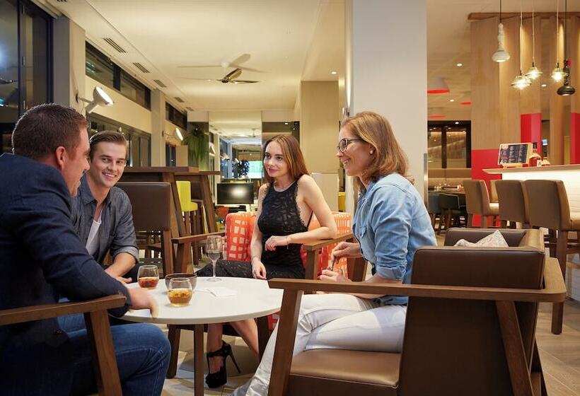 Отель Holiday Inn Express Brisbane Central, An Ihg