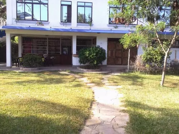 تختخواب و صبحانه Kilifi Blue House Resort