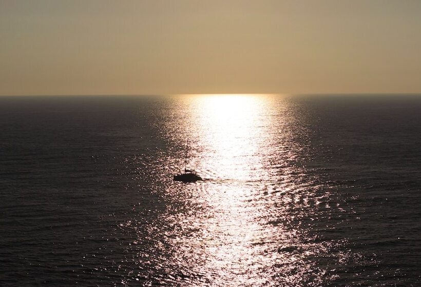 Hotel Aernia Suites & Art