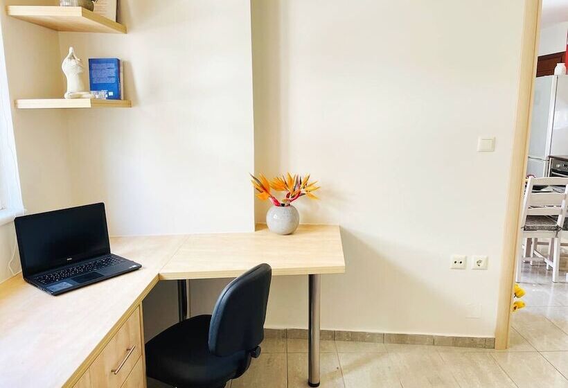 هتل Cozy Nest 2min To Beach, 6min Walk To Old Town