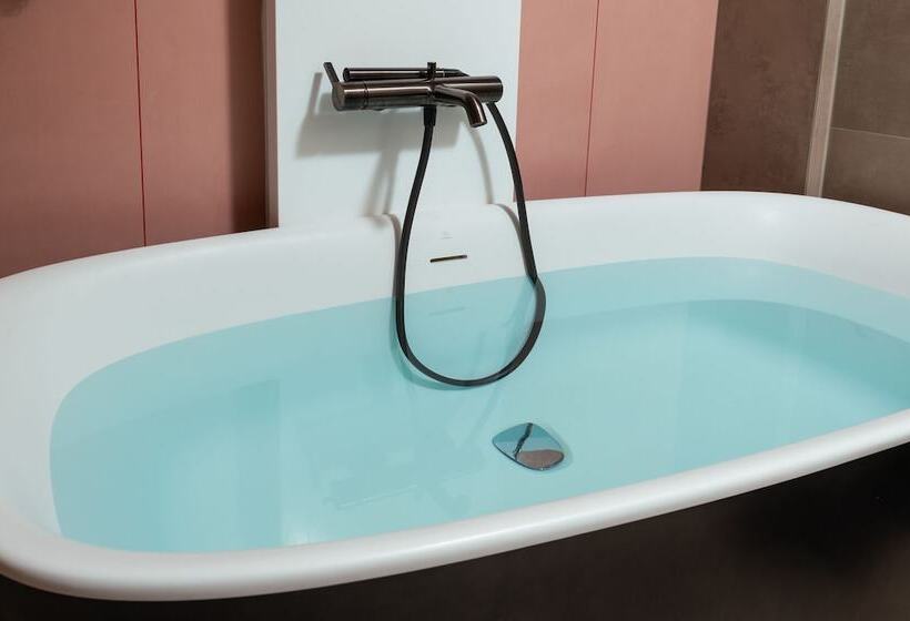 هتل The Alma City