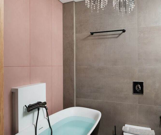 هتل The Alma City