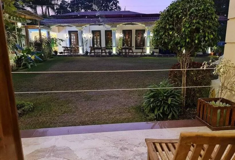 Hotelli Woods Inn Resort