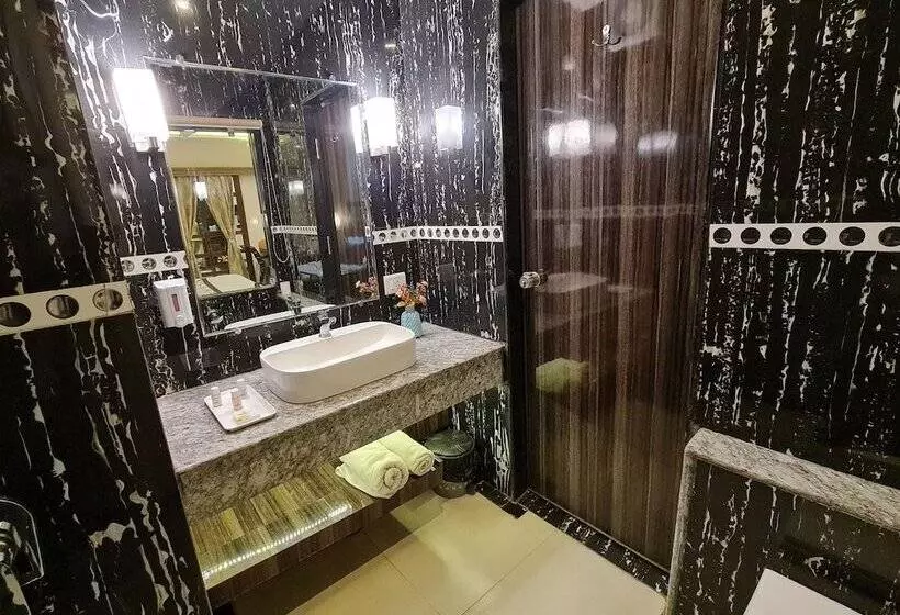 Hotelli Woods Inn Resort