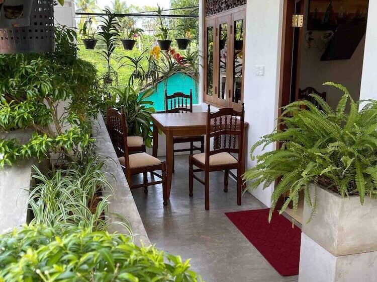 פנסיון Younger Villa