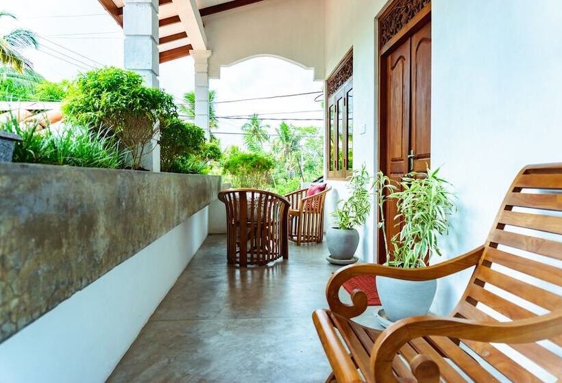 פנסיון Younger Villa