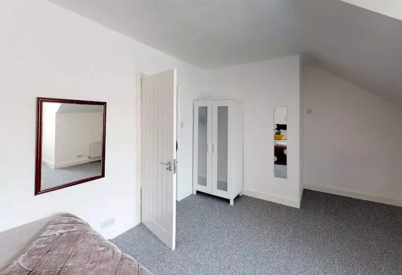 اقامتگاه City Centre Uni Cottage   Ideal Location
