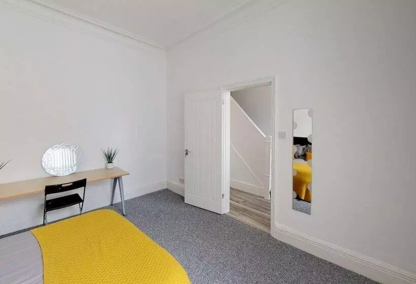 اقامتگاه City Centre Uni Cottage   Ideal Location