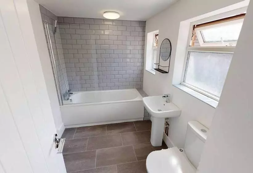 اقامتگاه City Centre Uni Cottage   Ideal Location
