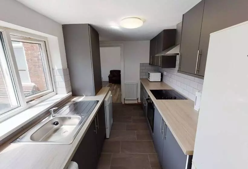 اقامتگاه City Centre Uni Cottage   Ideal Location