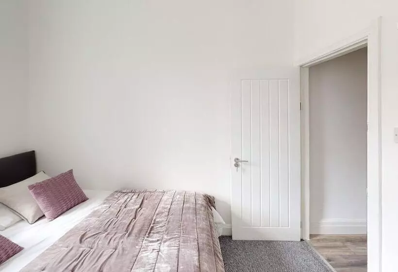 اقامتگاه City Centre Uni Cottage   Ideal Location