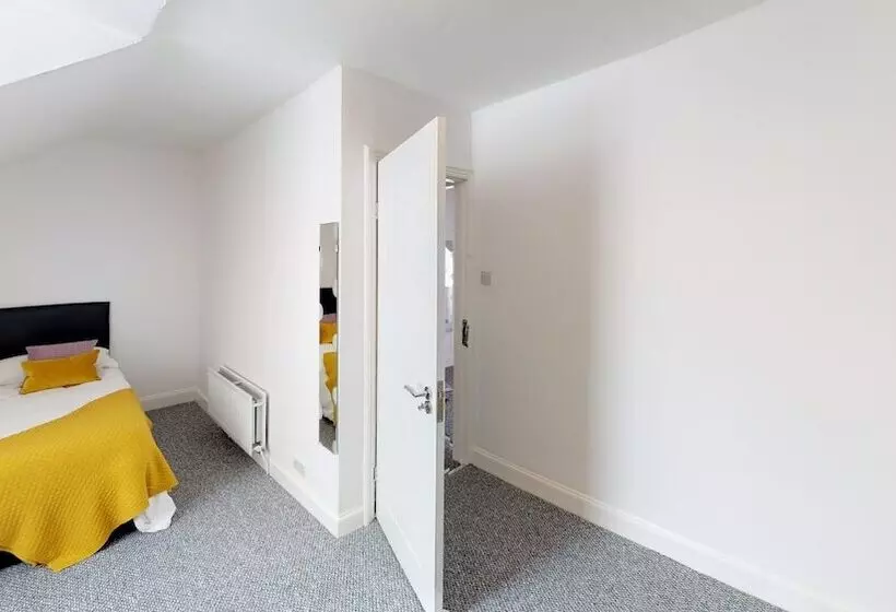 اقامتگاه City Centre Uni Cottage   Ideal Location