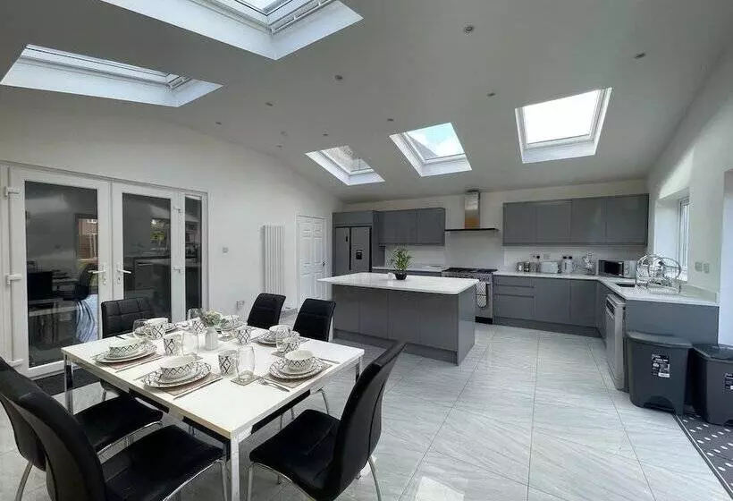 اقامتگاه Luxurious Kitchen Lrg Bedrooms Holiday Freeparking
