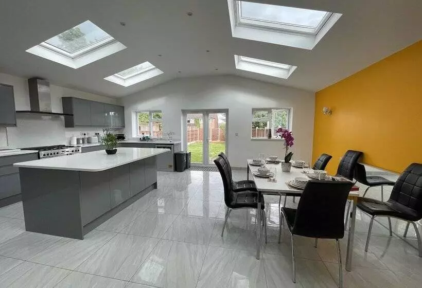 اقامتگاه Luxurious Kitchen Lrg Bedrooms Holiday Freeparking