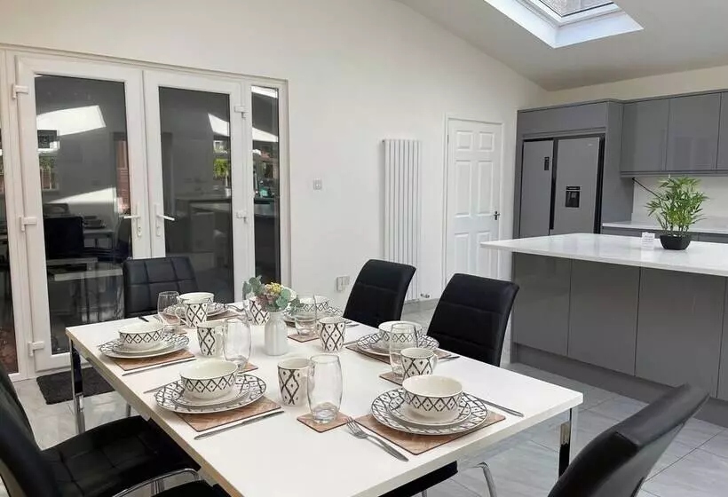 اقامتگاه Luxurious Kitchen Lrg Bedrooms Holiday Freeparking
