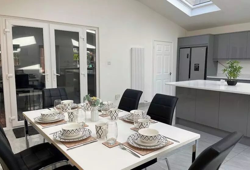 اقامتگاه Luxurious Kitchen Lrg Bedrooms Holiday Freeparking