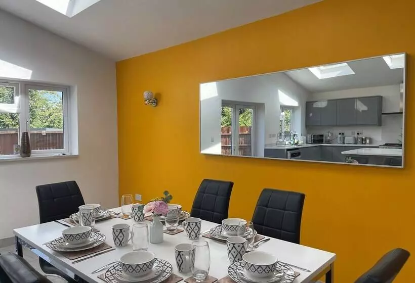 اقامتگاه Luxurious Kitchen Lrg Bedrooms Holiday Freeparking