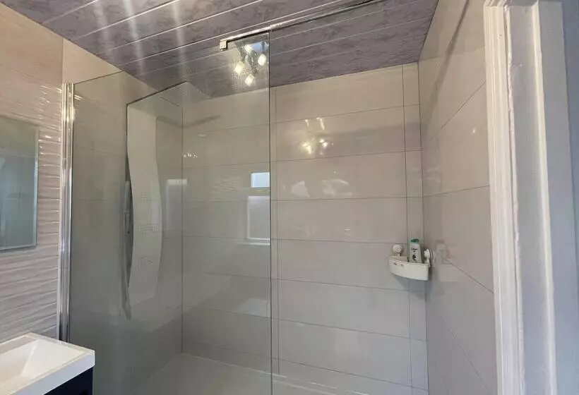 اقامتگاه Luxurious Kitchen Lrg Bedrooms Holiday Freeparking