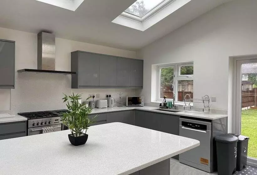 اقامتگاه Luxurious Kitchen Lrg Bedrooms Holiday Freeparking