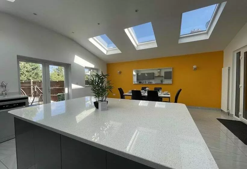 اقامتگاه Luxurious Kitchen Lrg Bedrooms Holiday Freeparking