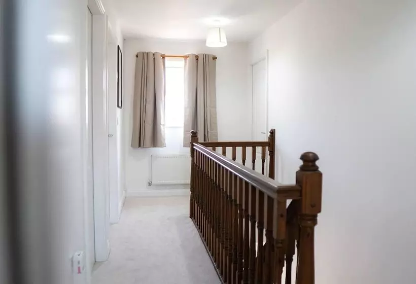 Residenssi Stunning 6 Bed House In Milton Keynes