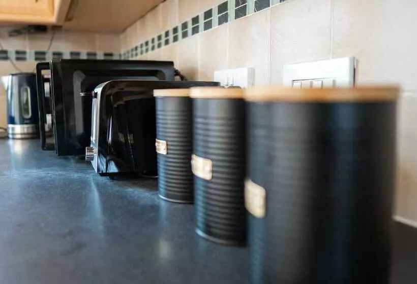 Residenssi Stunning 6 Bed House In Milton Keynes