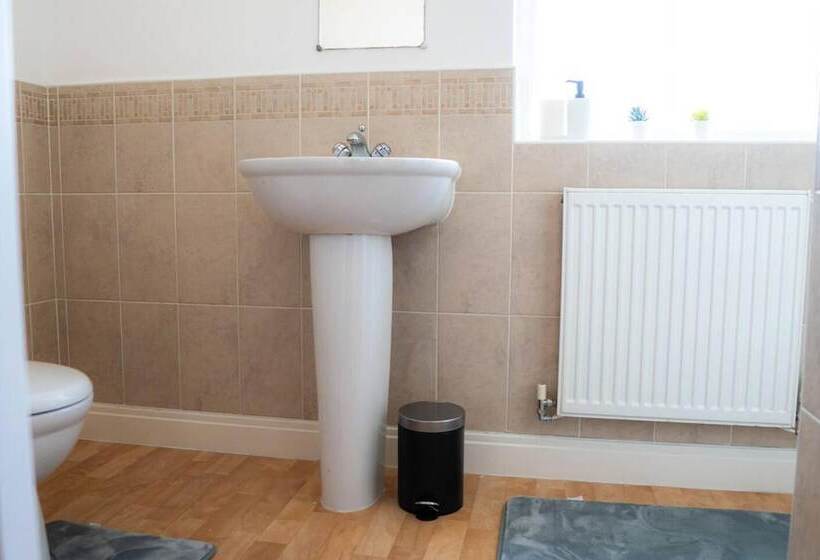 住所  Stunning 6 Bed House In Milton Keynes