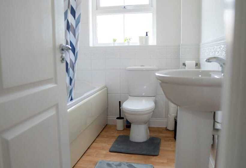 住所  Stunning 6 Bed House In Milton Keynes