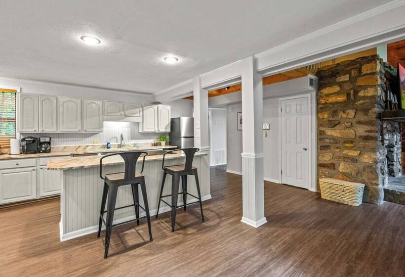 Sugar Bear Cabin With Hot Tub