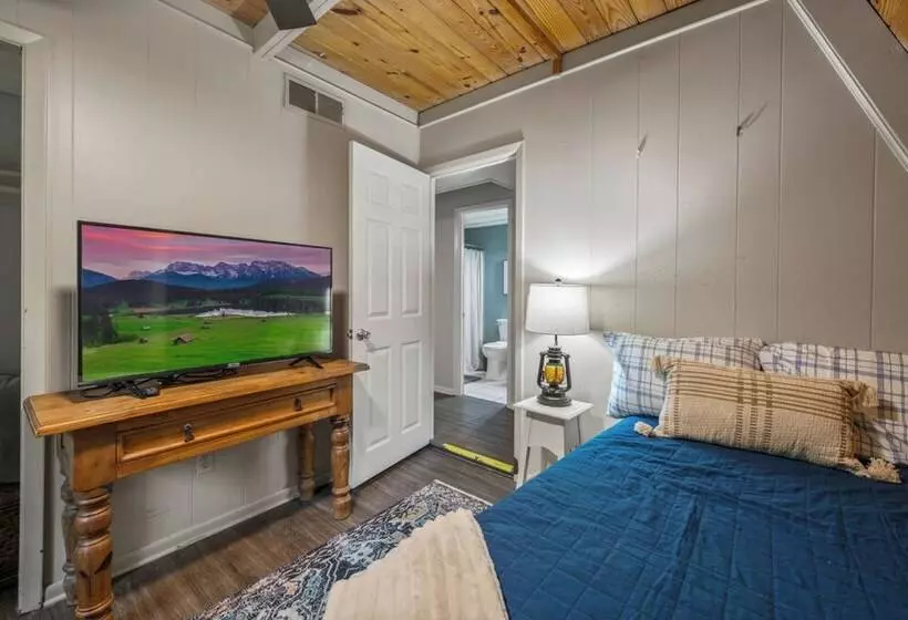 Sugar Bear Cabin With Hot Tub