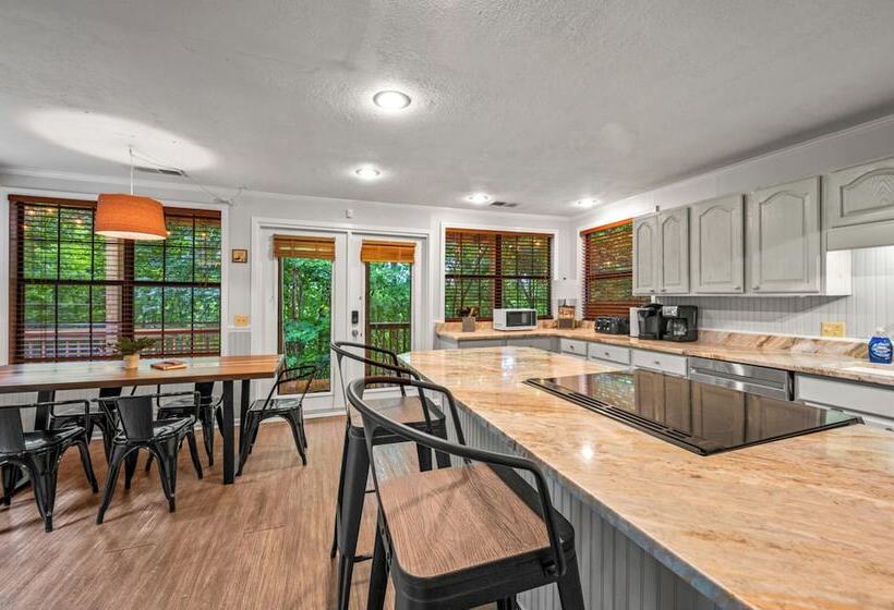 Sugar Bear Cabin With Hot Tub