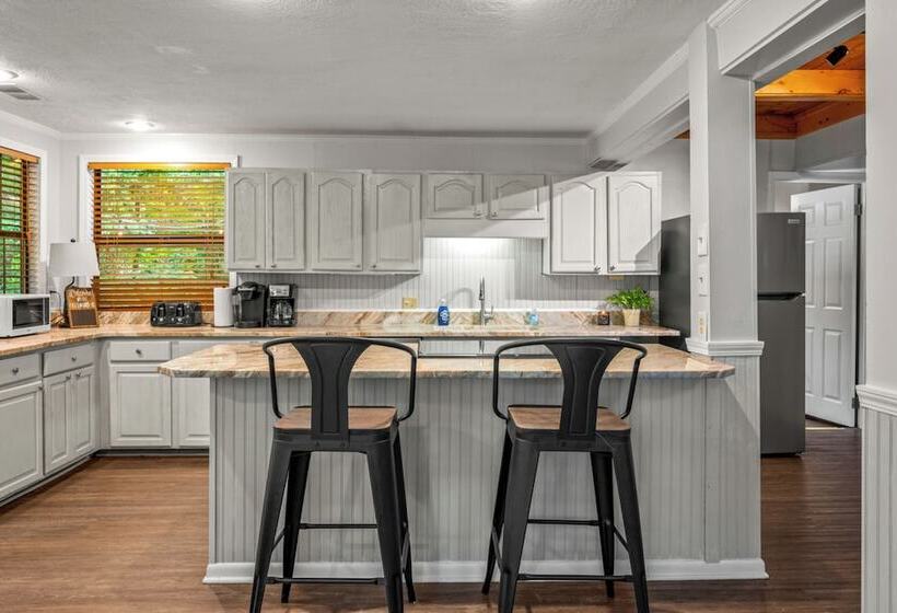 Sugar Bear Cabin With Hot Tub