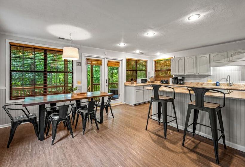 Sugar Bear Cabin With Hot Tub