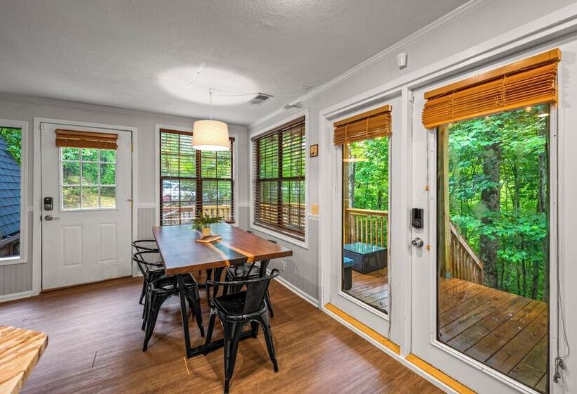 Sugar Bear Cabin With Hot Tub