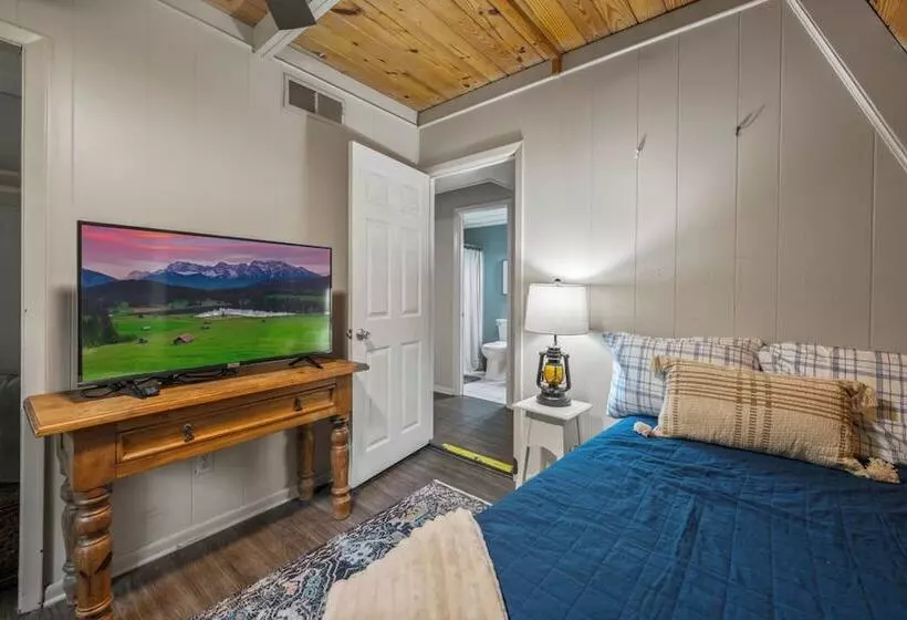 Sugar Bear Cabin With Hot Tub