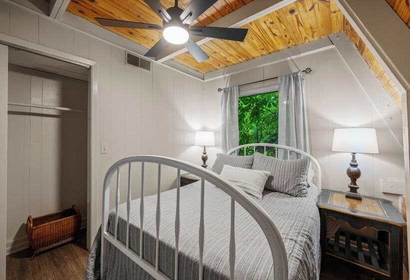 Sugar Bear Cabin With Hot Tub