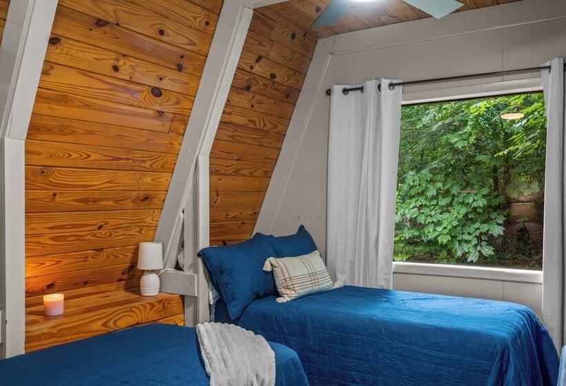 Sugar Bear Cabin With Hot Tub