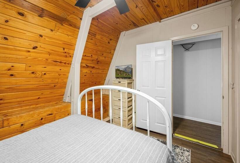 Sugar Bear Cabin With Hot Tub