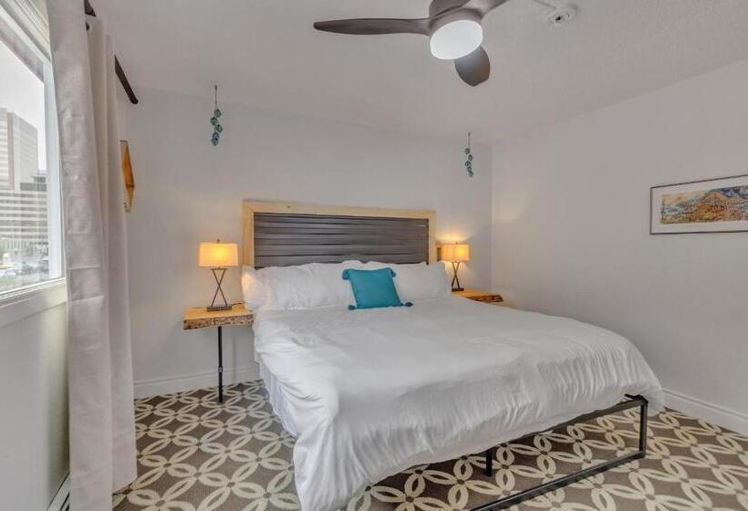 Highliner Hotel  King Suite 312 With City View Hotel Room