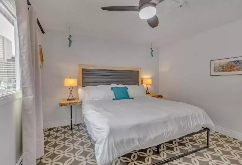 Highliner Hotel  King Suite 312 With City View Hotel Room