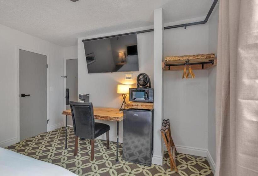 Highliner Hotel  King Suite 312 With City View Hotel Room