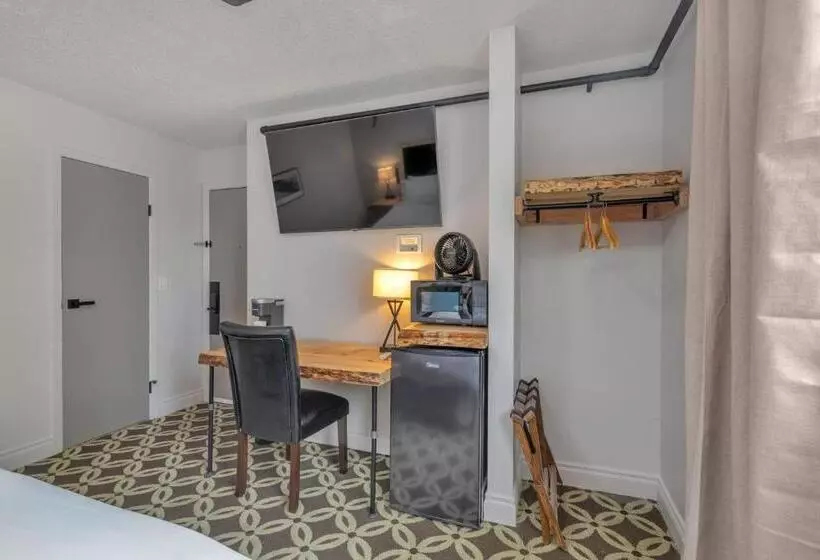 Highliner Hotel  King Suite 312 With City View Hotel Room