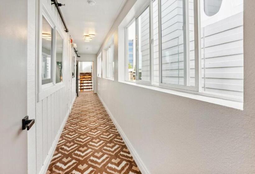 Highliner Hotel  King Suite 312 With City View Hotel Room