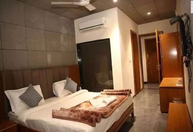 Hotelli Nakshatra Resort & Garden