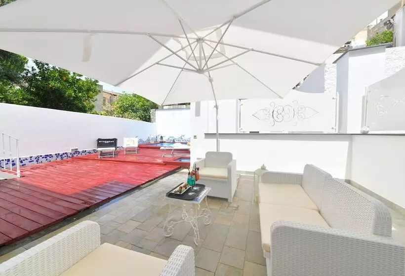 Majatalo Queen Suite